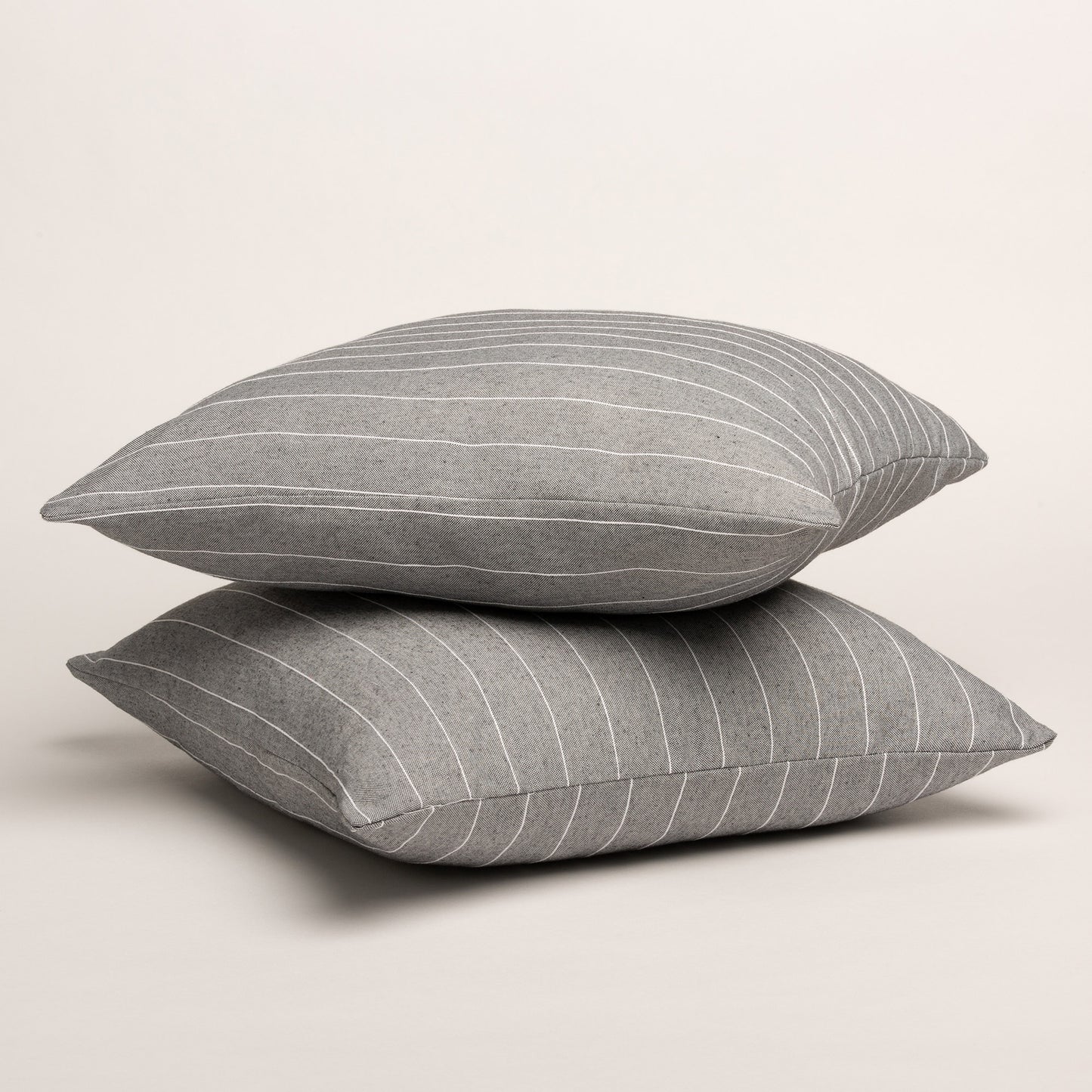 LOT DE 2 HOUSSES DE COUSSIN FIL EN RELIEF