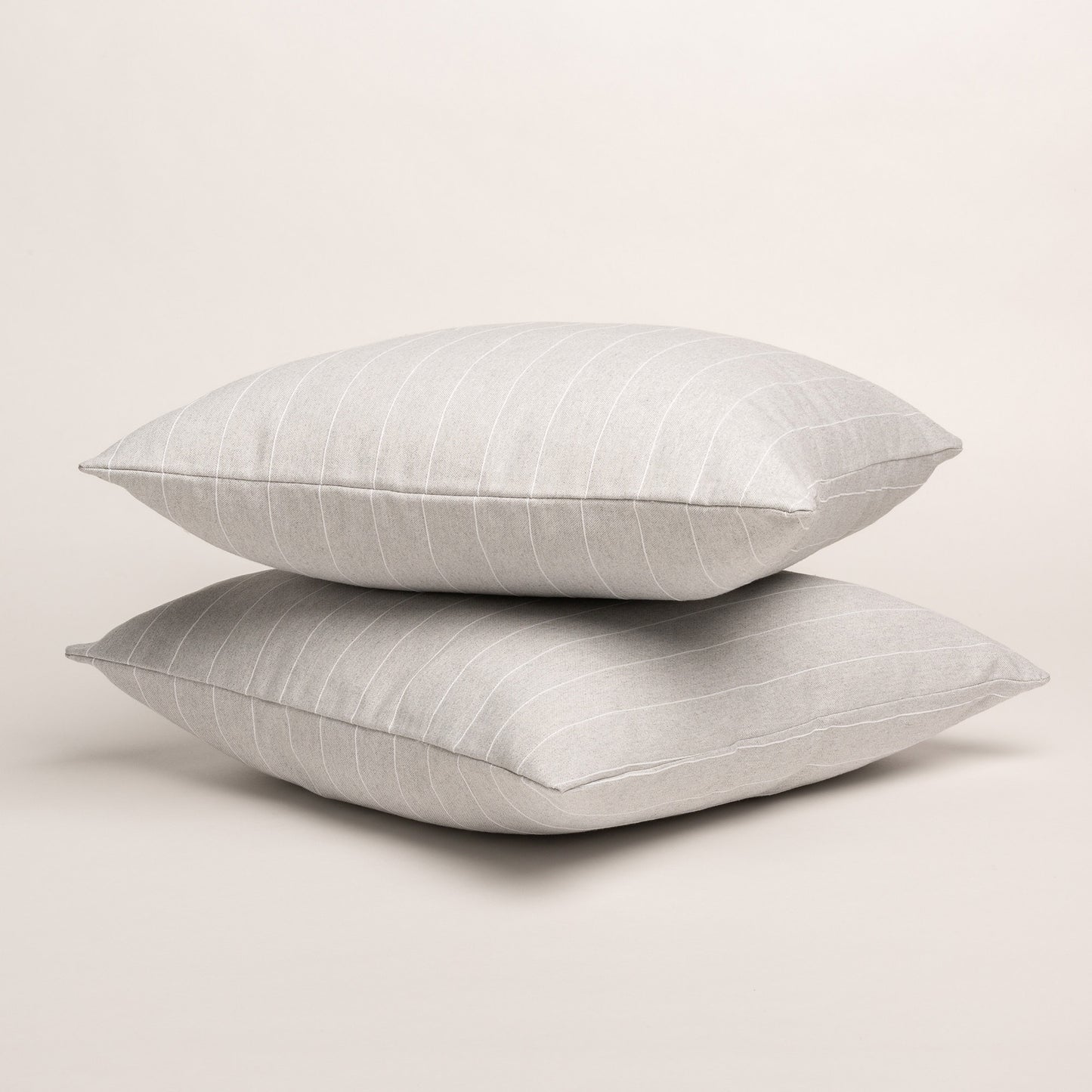 LOT DE 2 HOUSSES DE COUSSIN FIL EN RELIEF