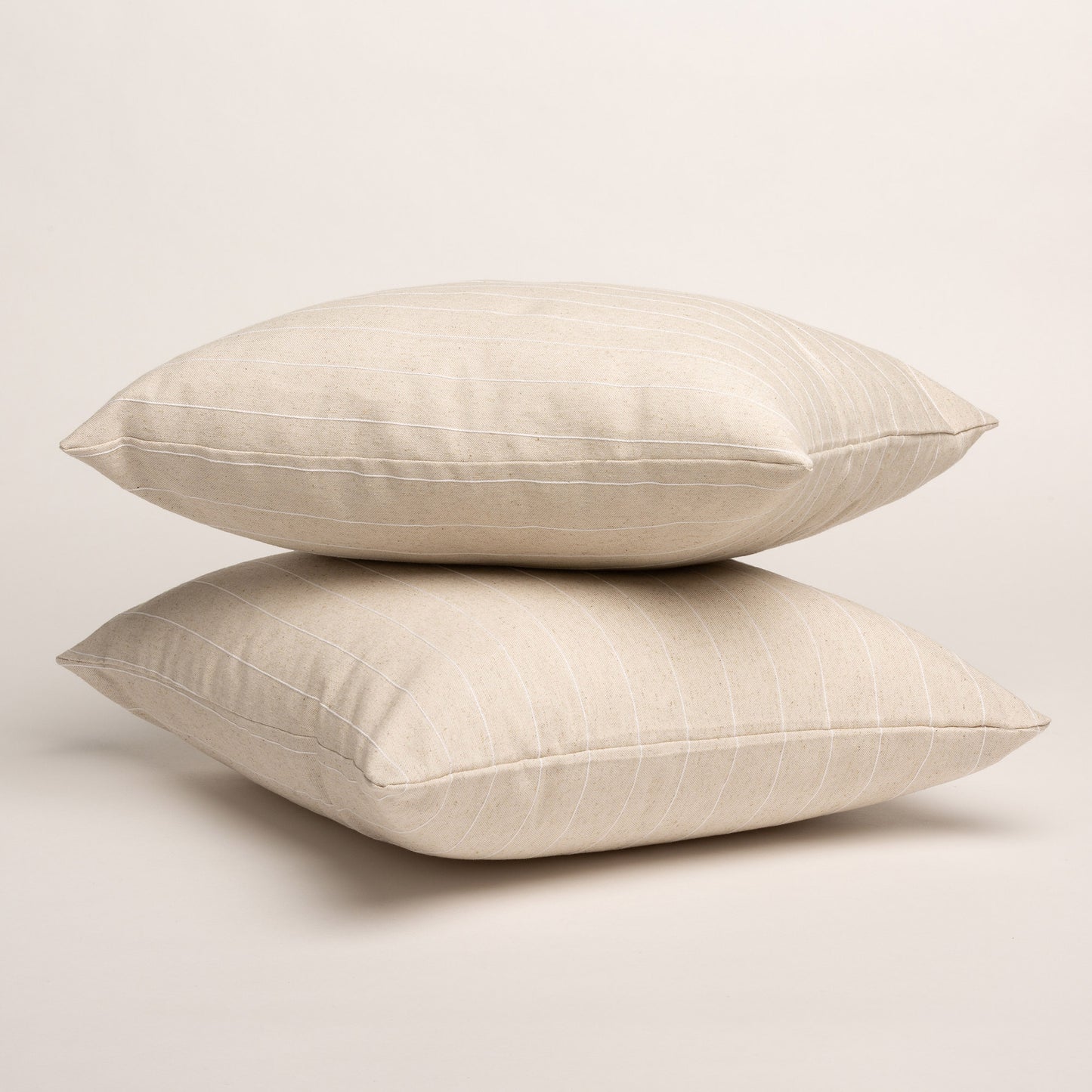 LOT DE 2 HOUSSES DE COUSSIN FIL EN RELIEF