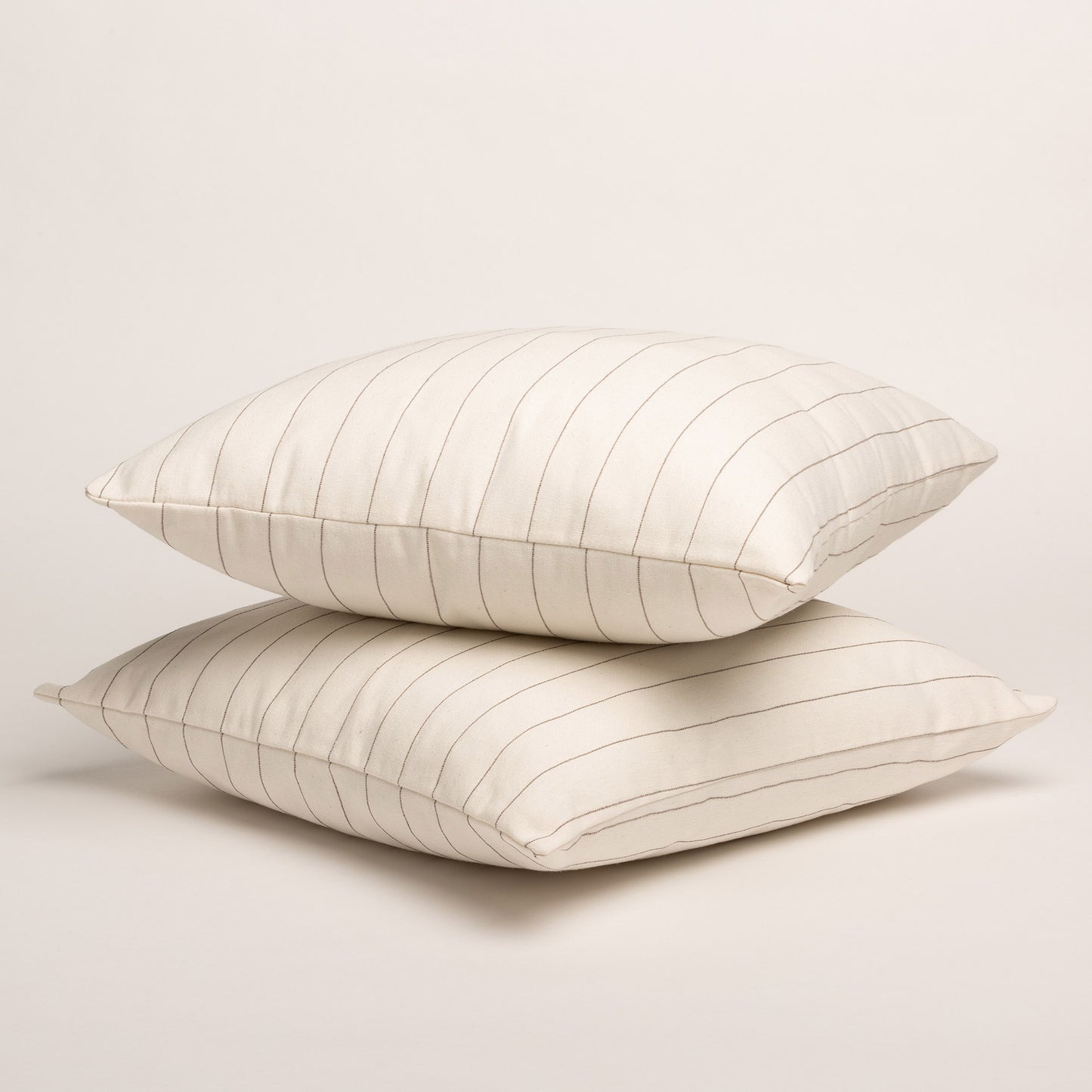 LOT DE 2 HOUSSES DE COUSSIN FIL EN RELIEF
