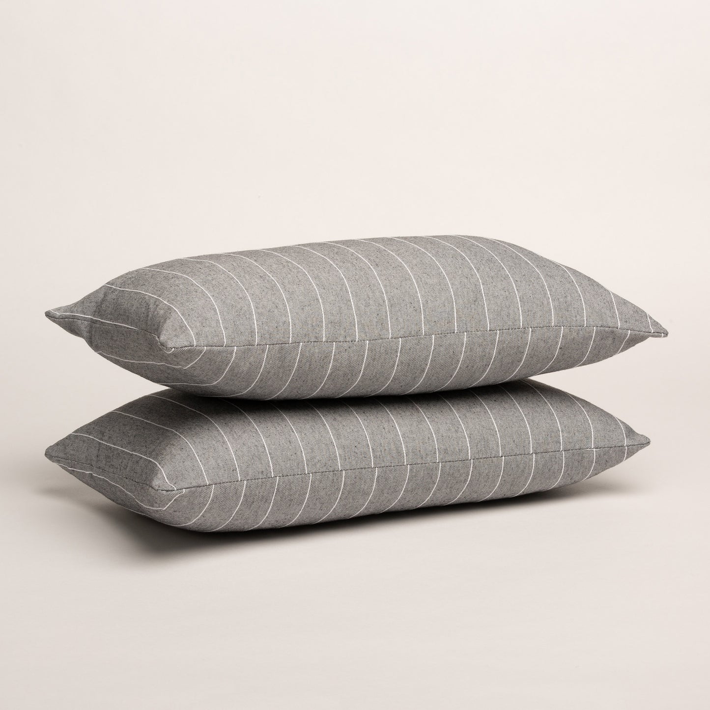 LOT DE 2 HOUSSES DE COUSSIN FIL EN RELIEF