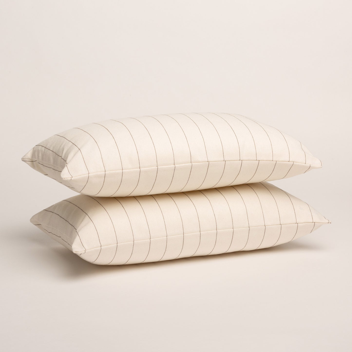 LOT DE 2 HOUSSES DE COUSSIN FIL EN RELIEF
