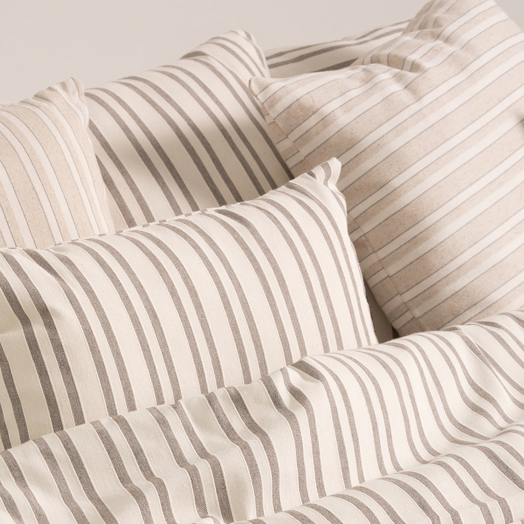 LOT DE 2 HOUSSES DE COUSSIN FIL EN RELIEF