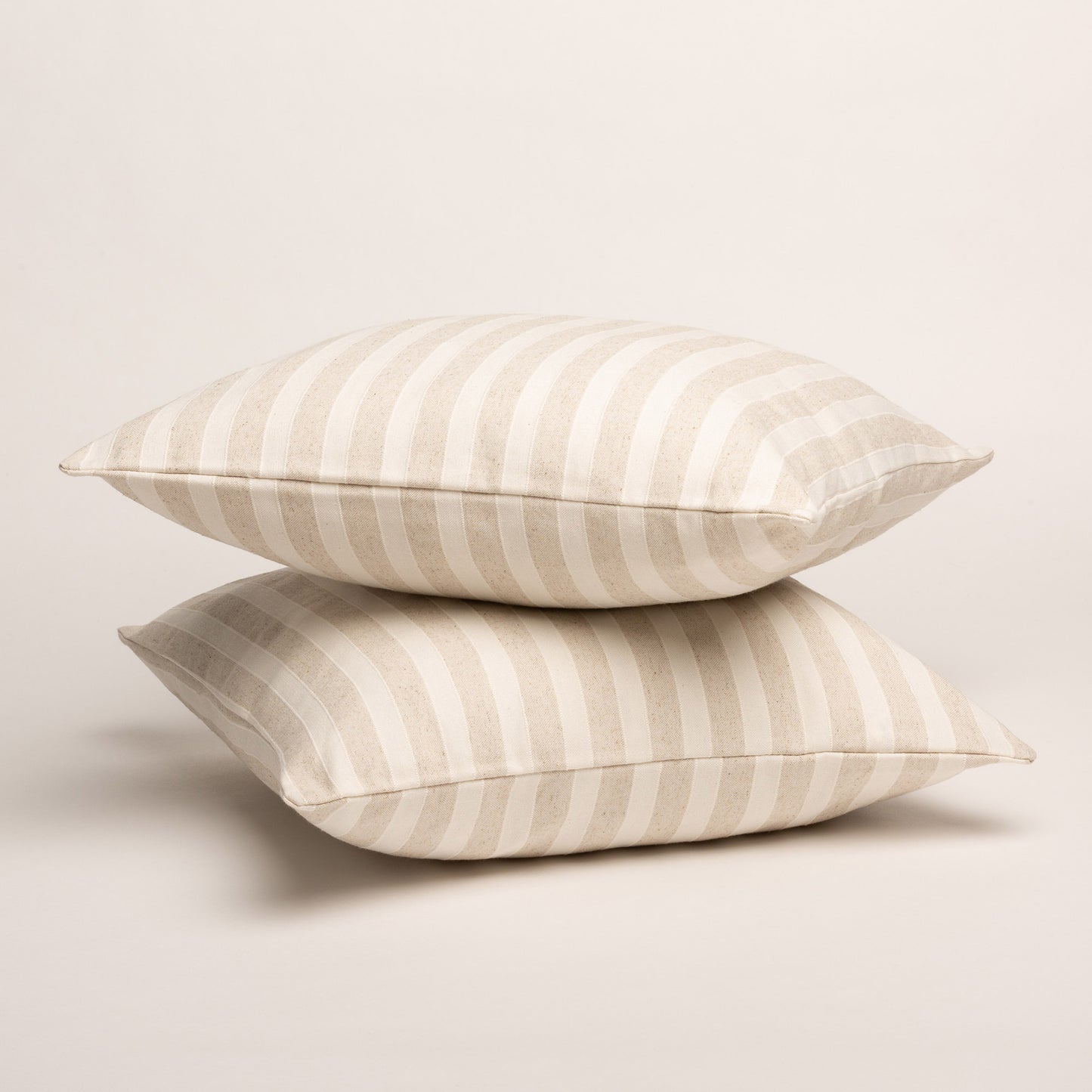 LOT DE 2 HOUSSES DE COUSSIN LIGNE EN RELIEF