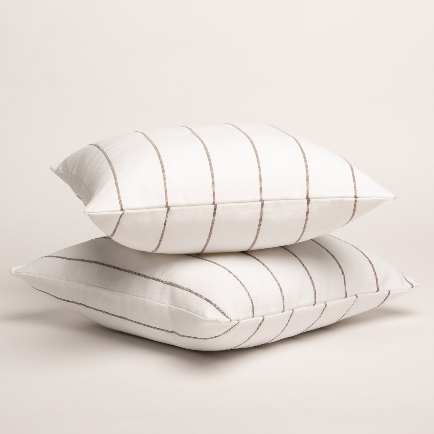 LOT DE 2 HOUSSES DE COUSSIN FIL RELIEF TEINTÉ