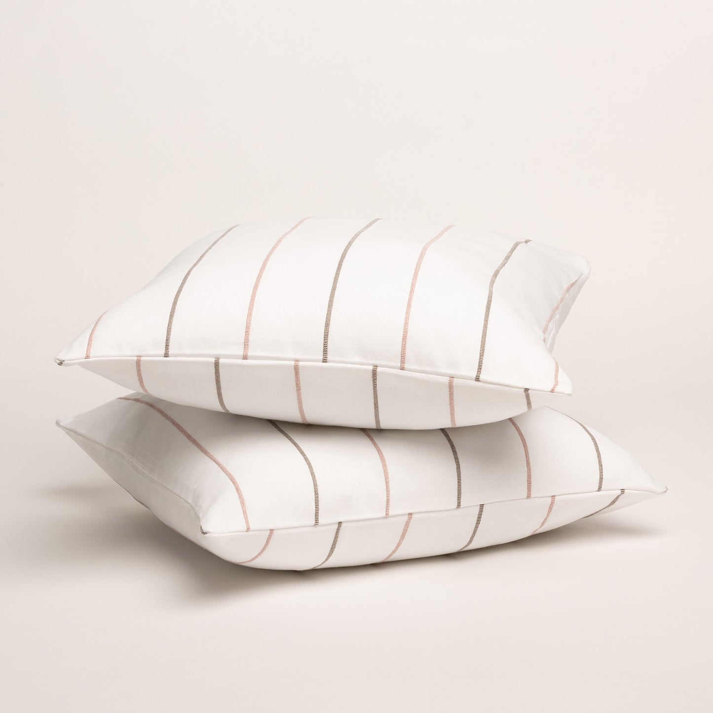 LOT DE 2 HOUSSES DE COUSSIN FIL RELIEF TEINTÉ