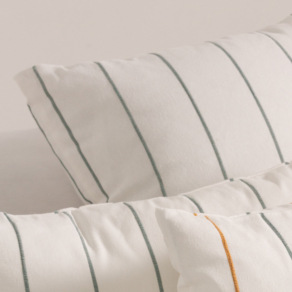 LOT DE 2 HOUSSES DE COUSSIN FIL RELIEF TEINTÉ