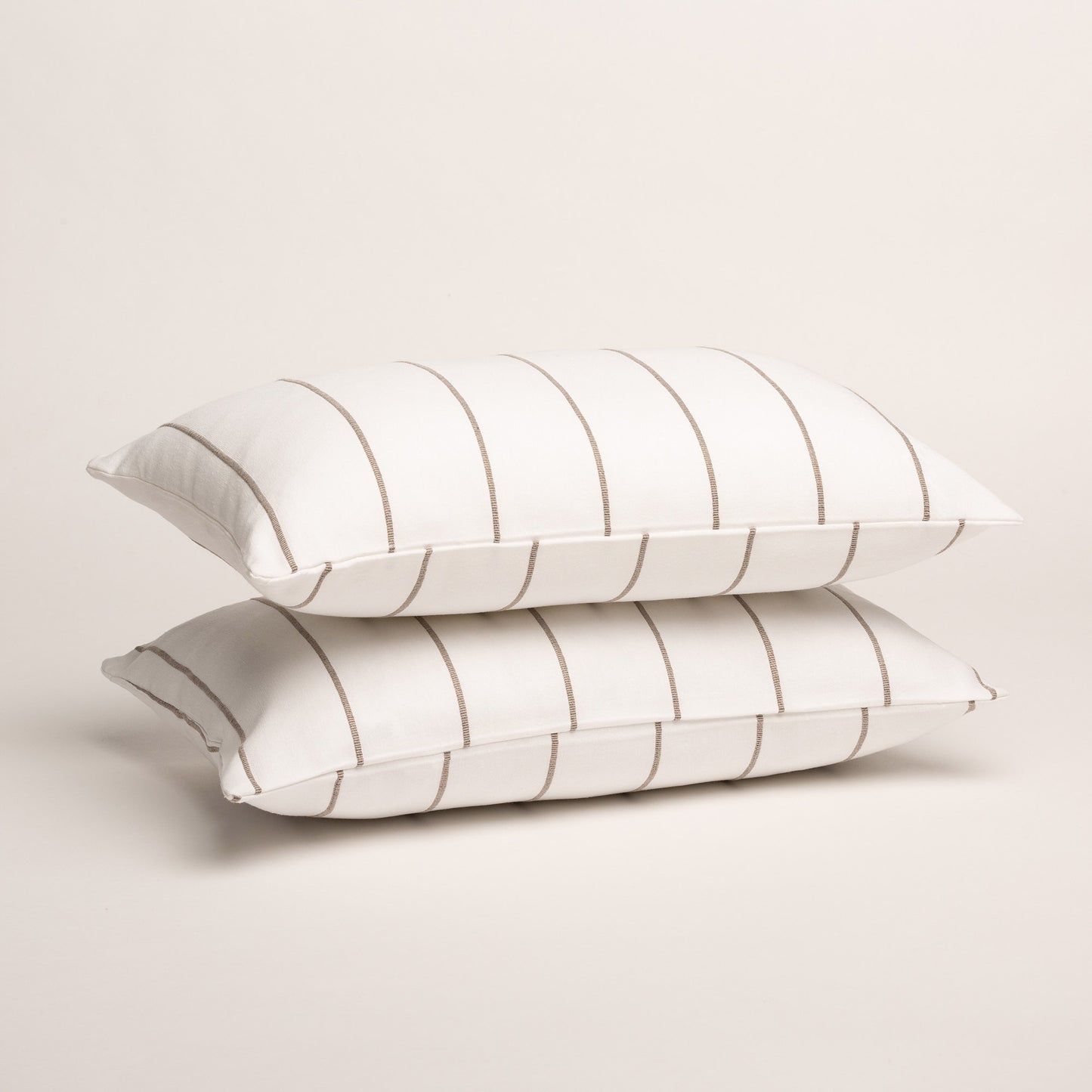LOT DE 2 HOUSSES DE COUSSIN FIL RELIEF TEINTÉ