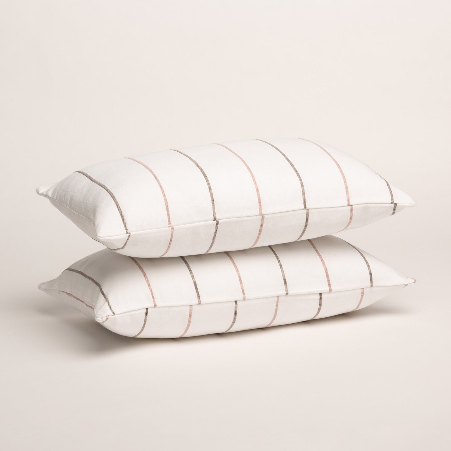 LOT DE 2 HOUSSES DE COUSSIN FIL RELIEF TEINTÉ