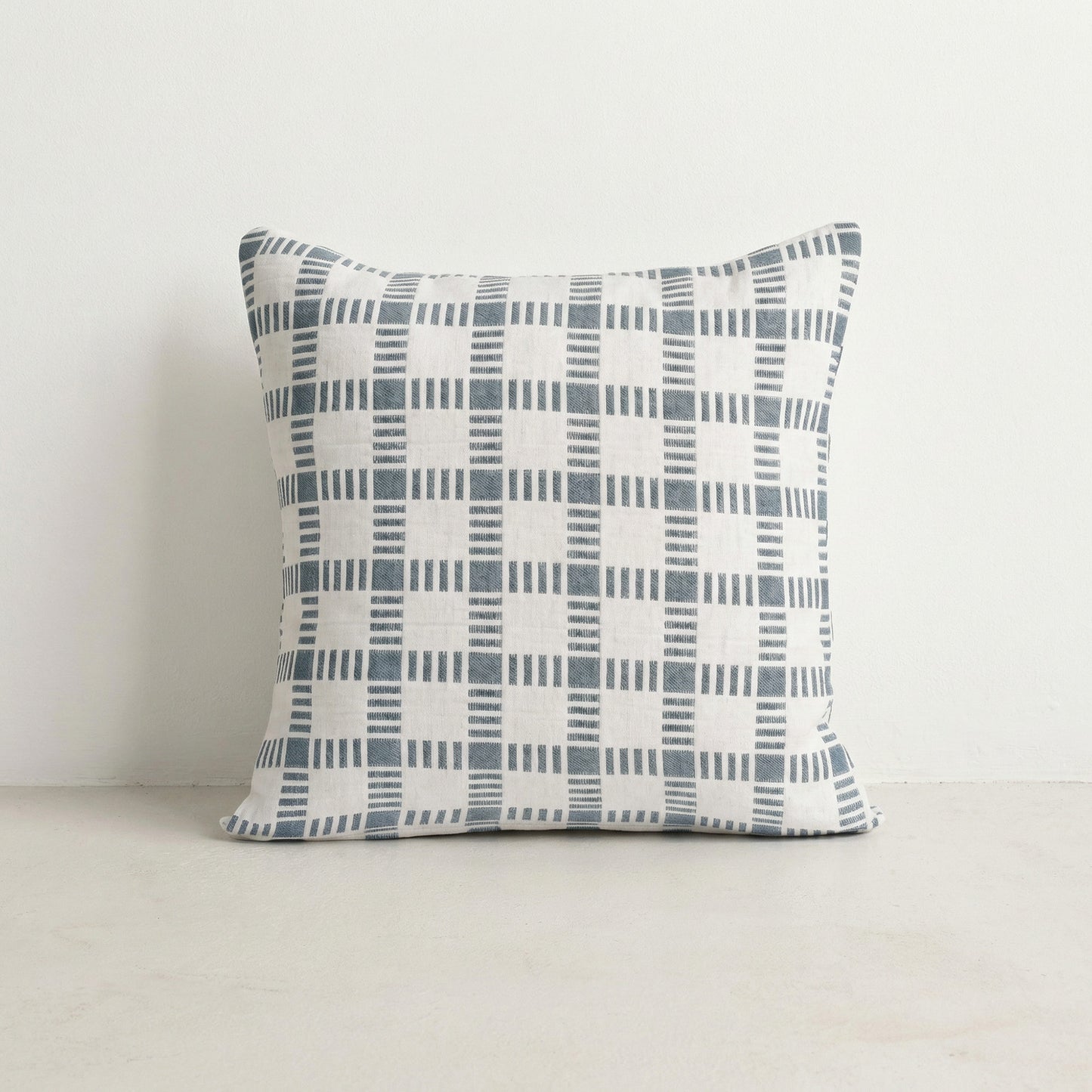 LOT DE 2 HOUSSES DE COUSSIN À CARREAUX