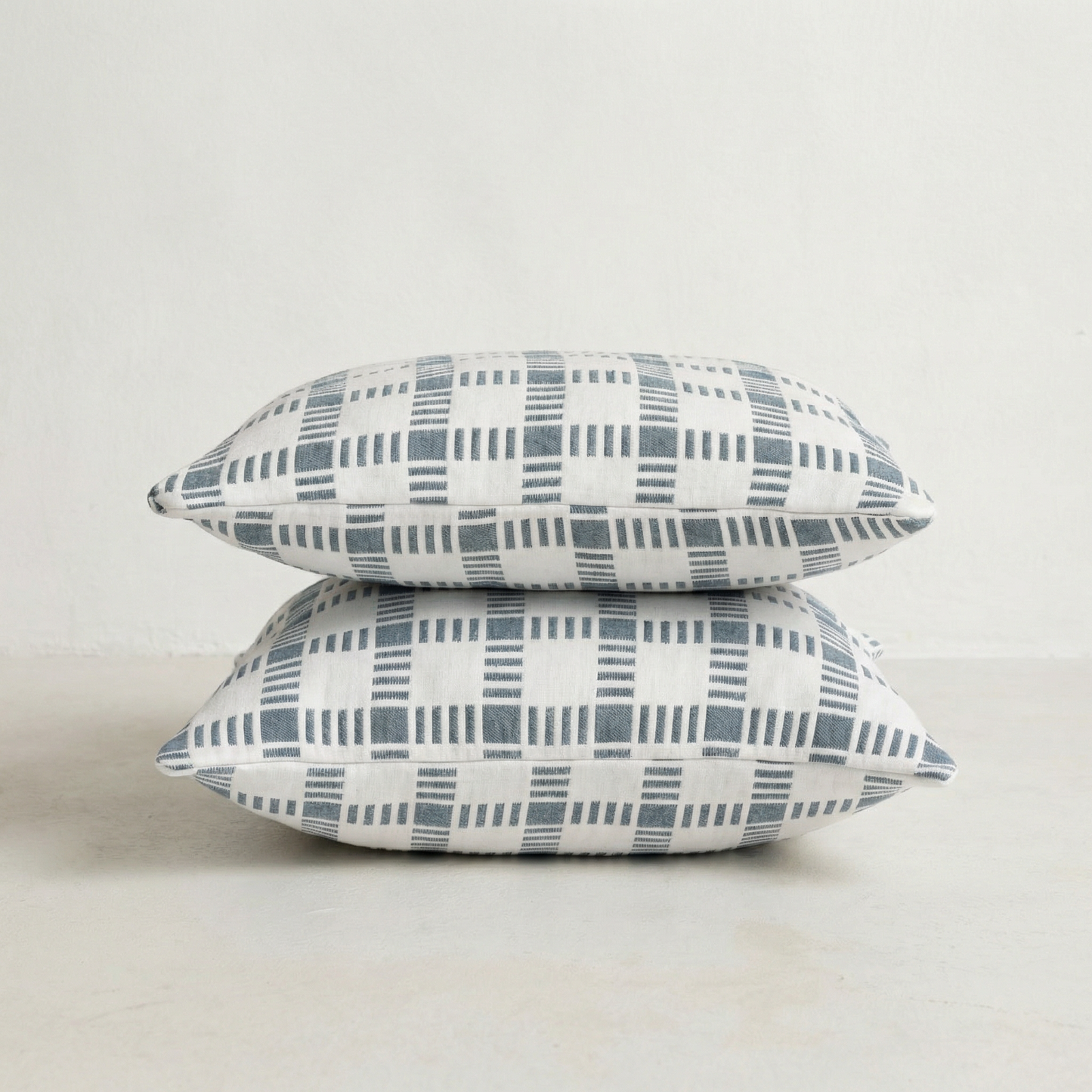LOT DE 2 HOUSSES DE COUSSIN À CARREAUX