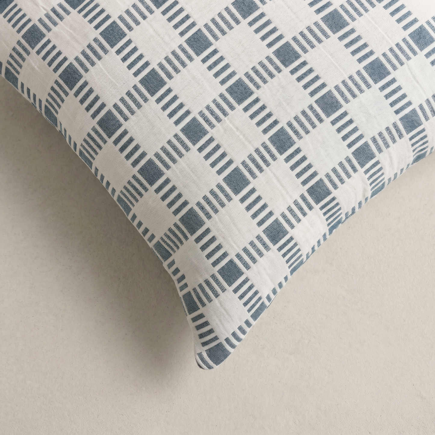 LOT DE 2 HOUSSES DE COUSSIN À CARREAUX