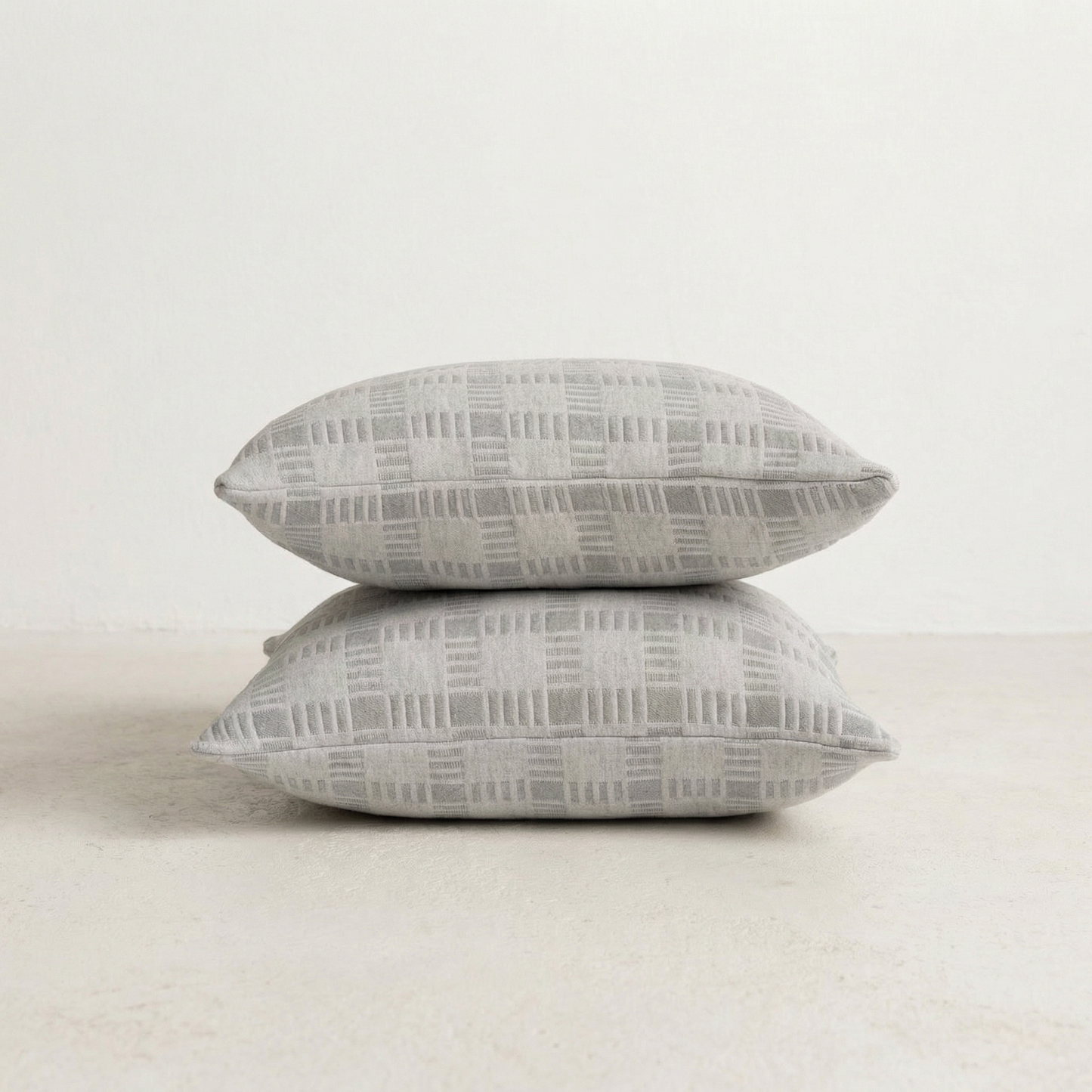 LOT DE 2 HOUSSES DE COUSSIN À CARREAUX