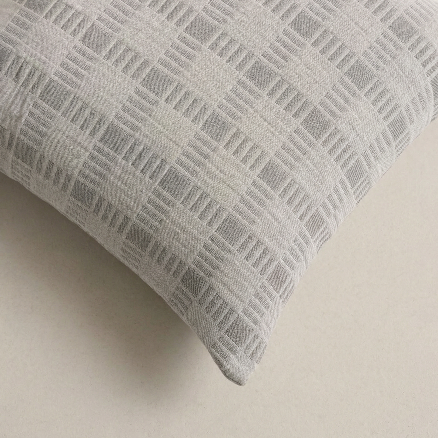 LOT DE 2 HOUSSES DE COUSSIN À CARREAUX