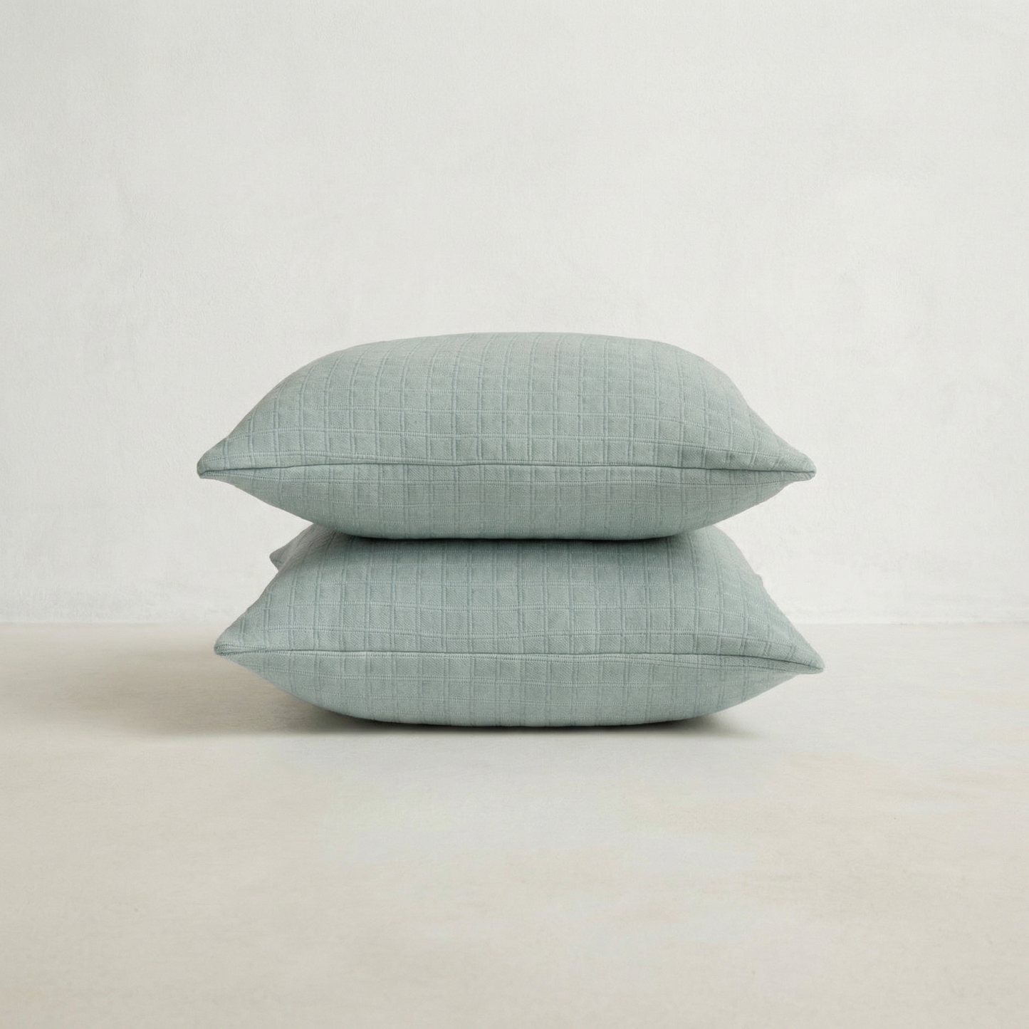 LOT DE 2 HOUSSES DE COUSSIN À CARREAUX