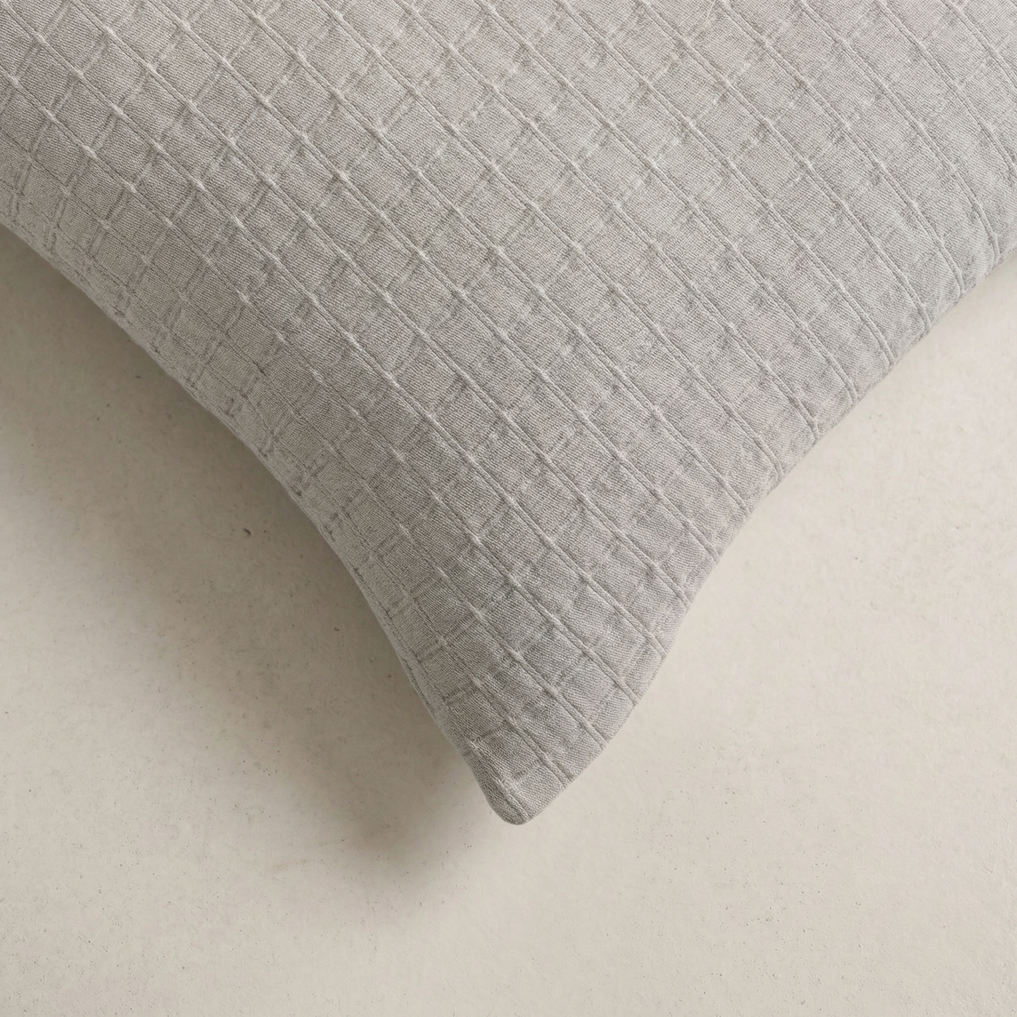 LOT DE 2 HOUSSES DE COUSSIN À CARREAUX