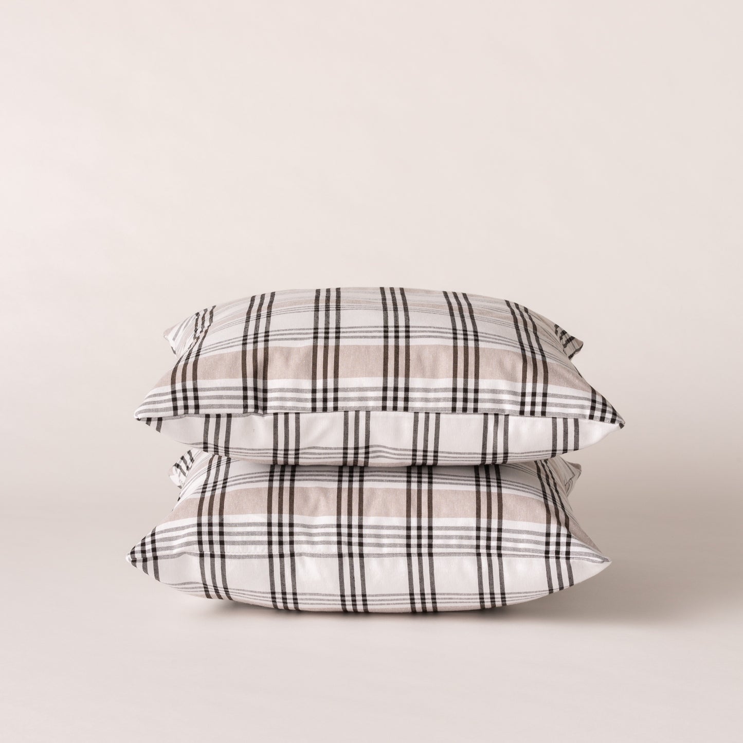 LOT DE 2 HOUSSES DE COUSSIN À CARREAUX