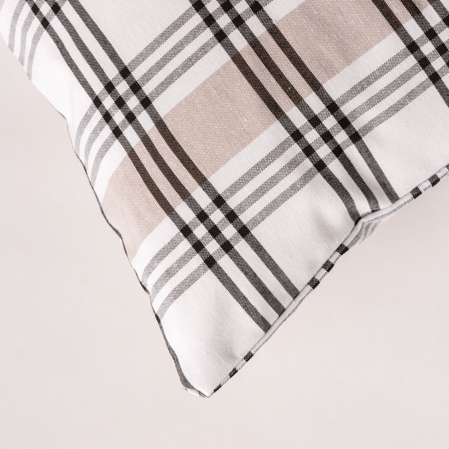 LOT DE 2 HOUSSES DE COUSSIN À CARREAUX