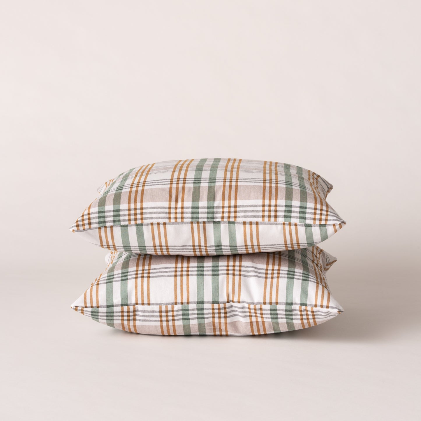 LOT DE 2 HOUSSES DE COUSSIN À CARREAUX