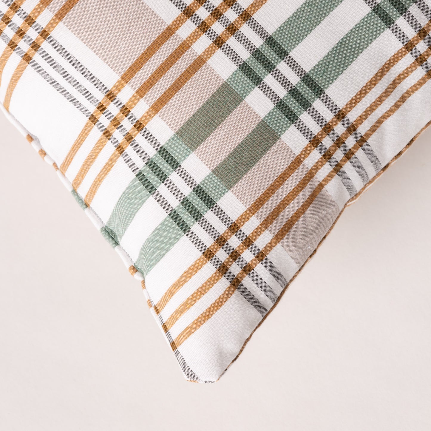 LOT DE 2 HOUSSES DE COUSSIN À CARREAUX