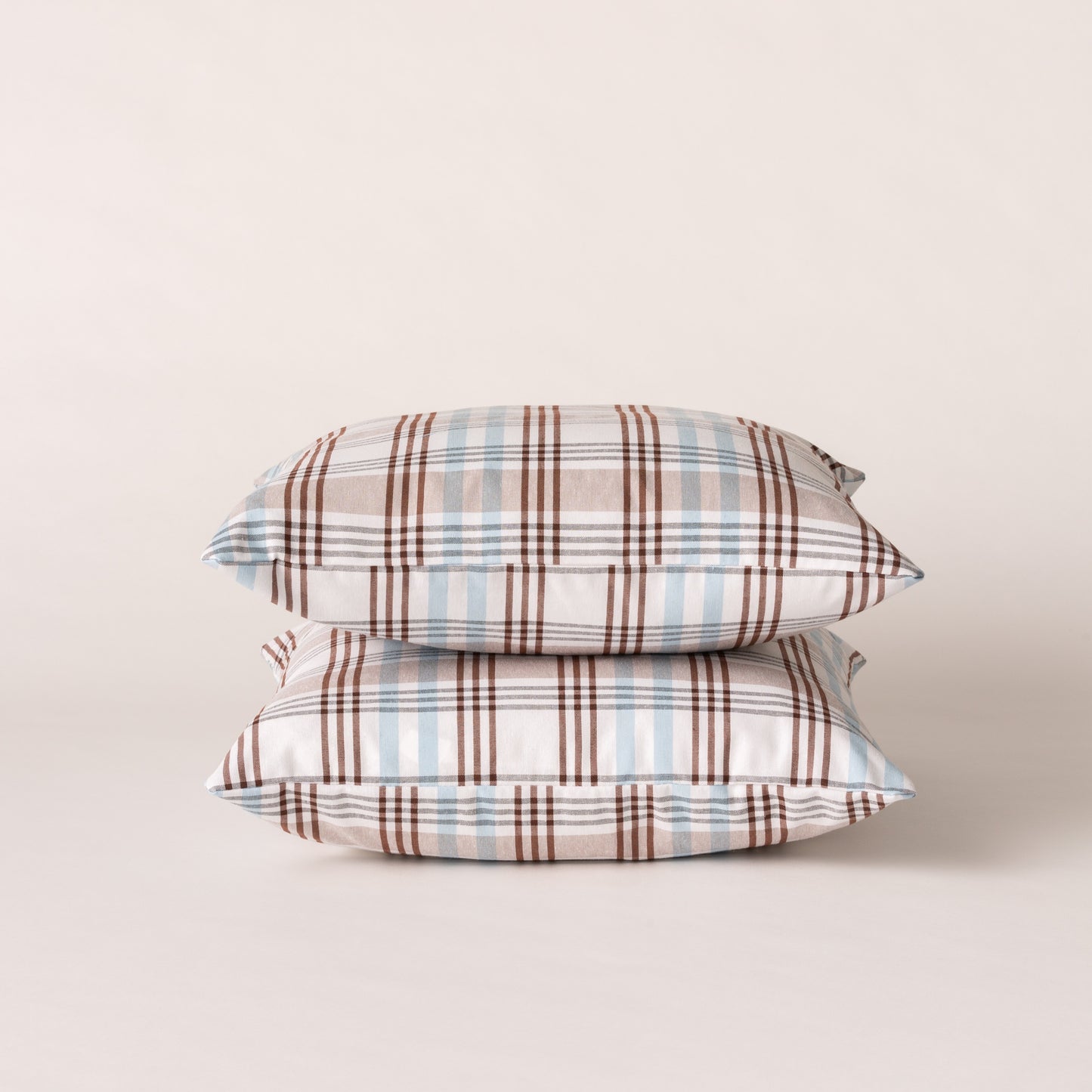 LOT DE 2 HOUSSES DE COUSSIN À CARREAUX