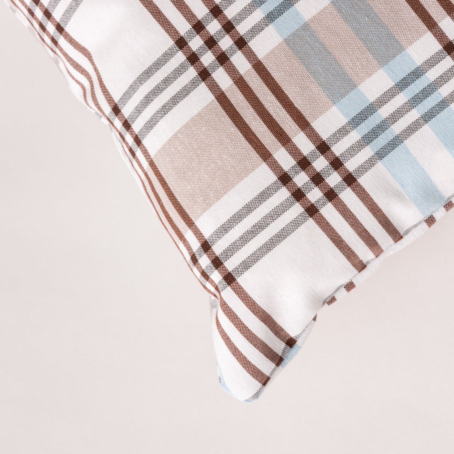 LOT DE 2 HOUSSES DE COUSSIN À CARREAUX