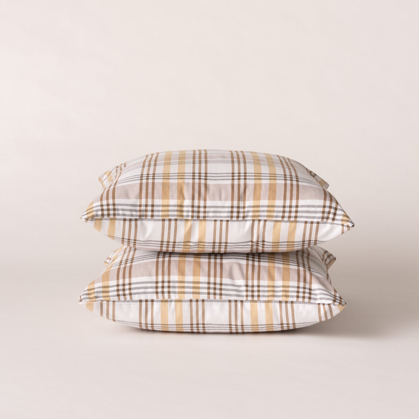 LOT DE 2 HOUSSES DE COUSSIN À CARREAUX