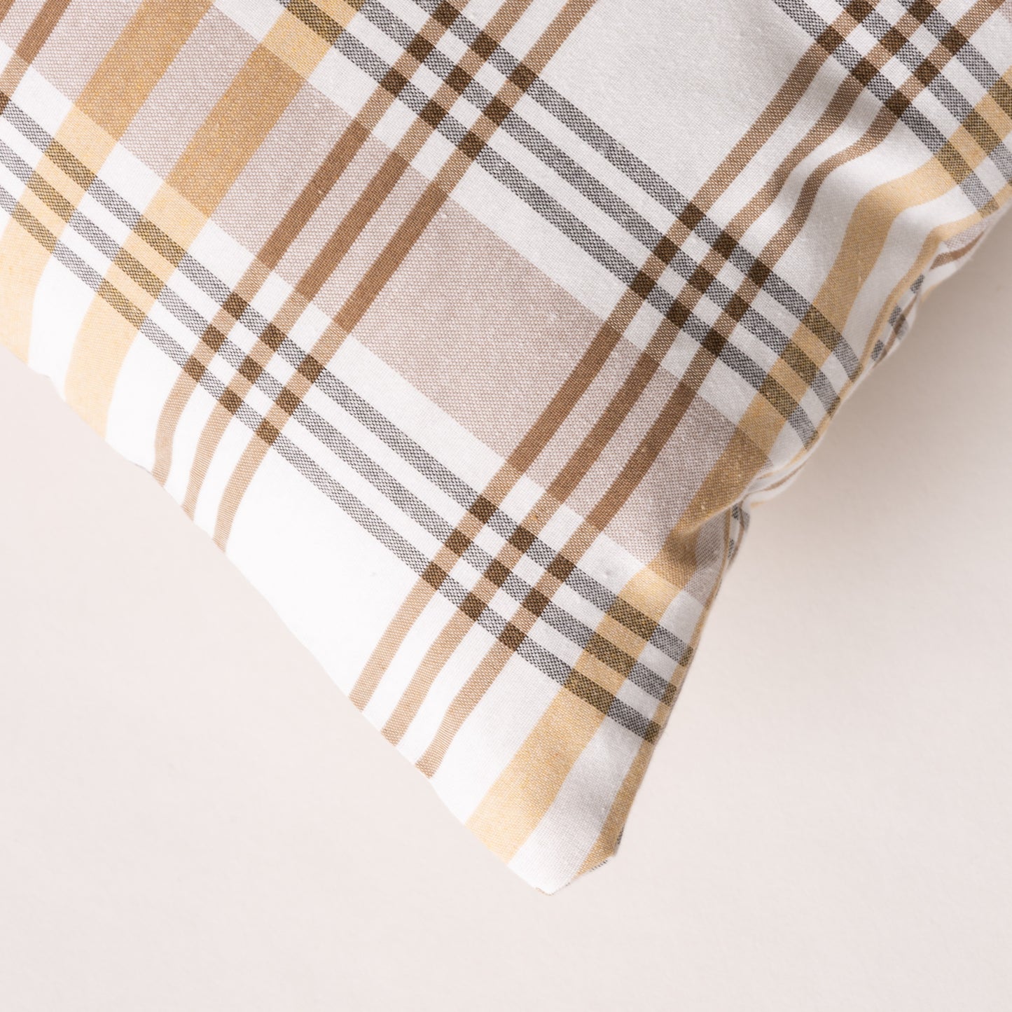 LOT DE 2 HOUSSES DE COUSSIN À CARREAUX