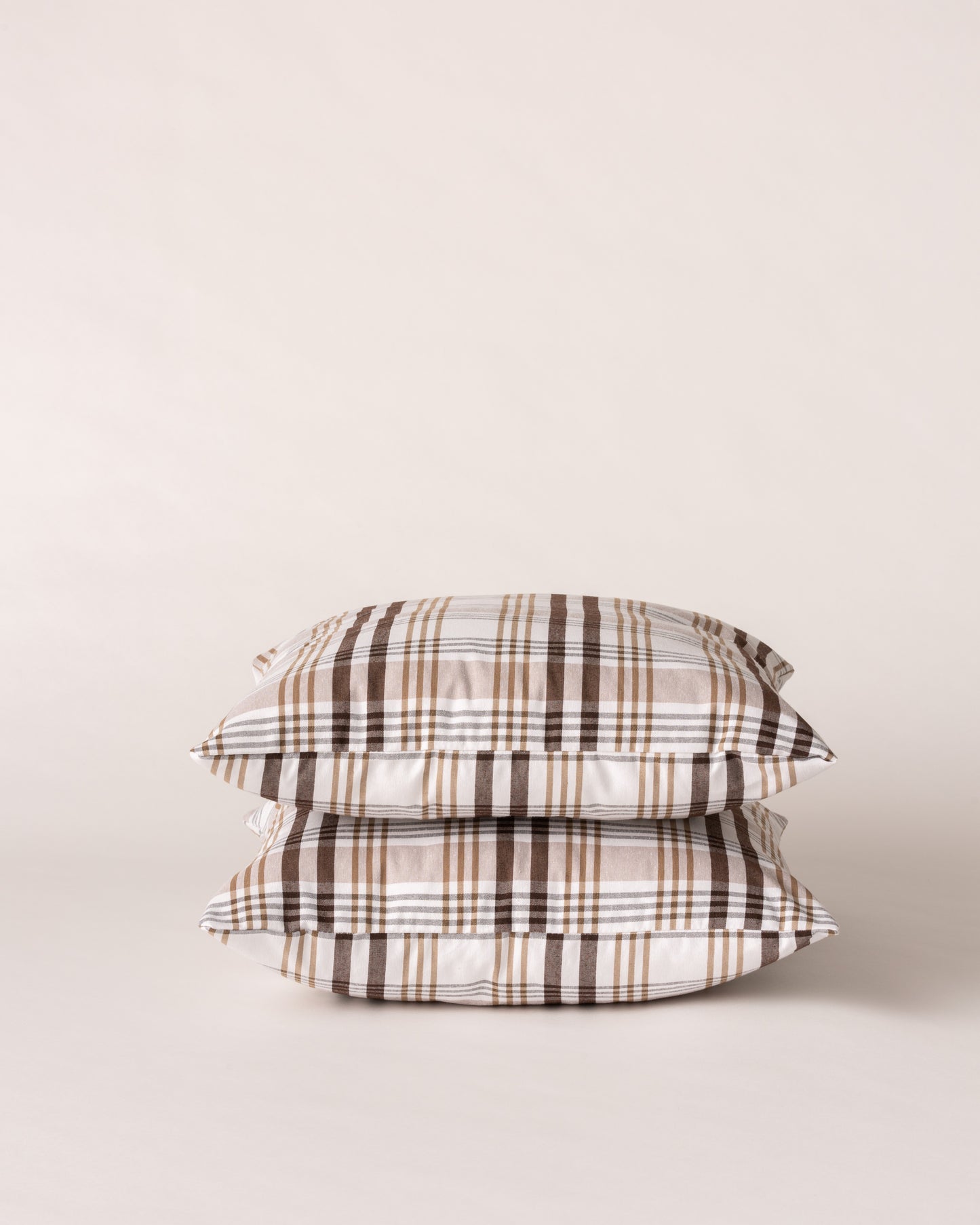 LOT DE 2 HOUSSES DE COUSSIN À CARREAUX