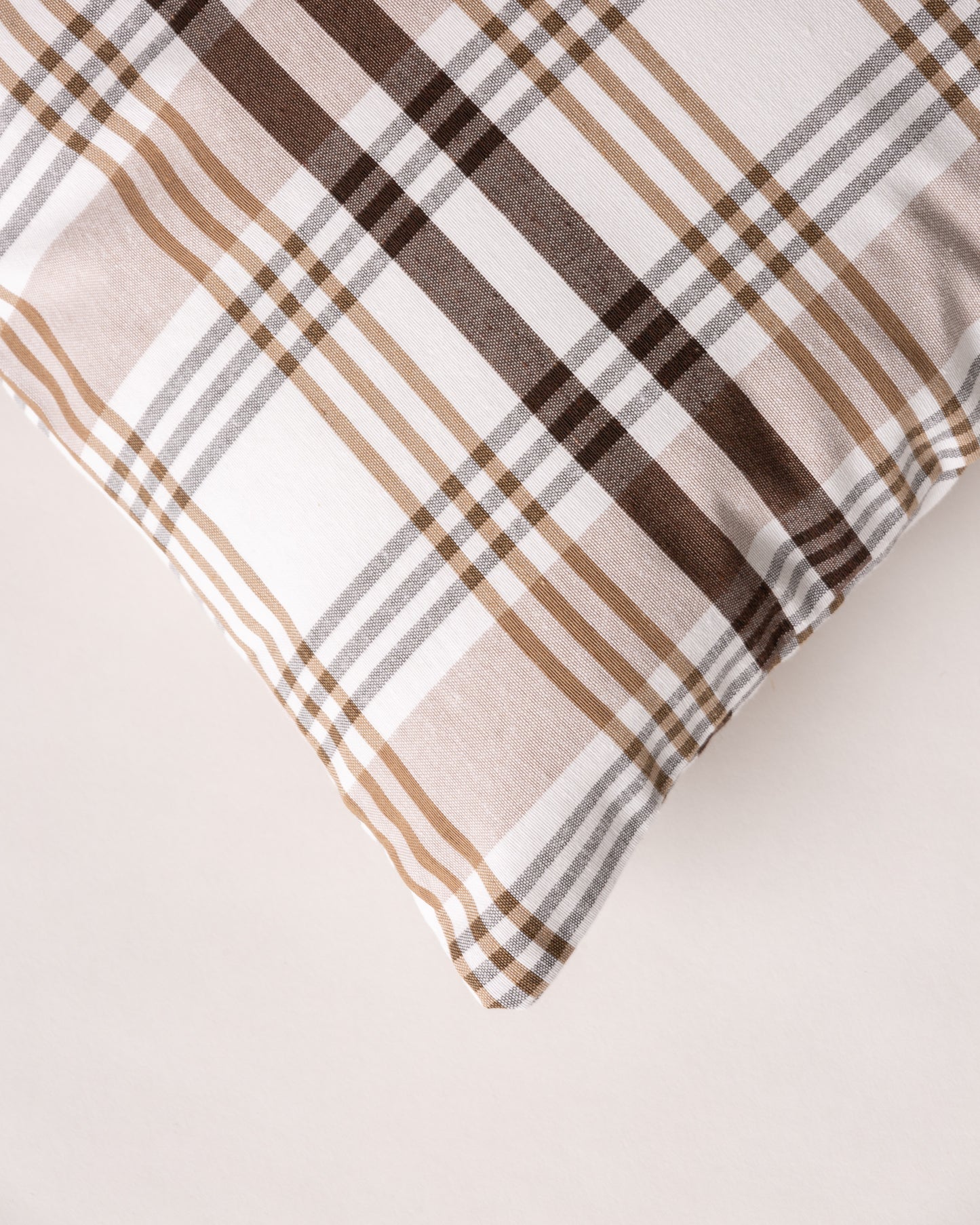 LOT DE 2 HOUSSES DE COUSSIN À CARREAUX