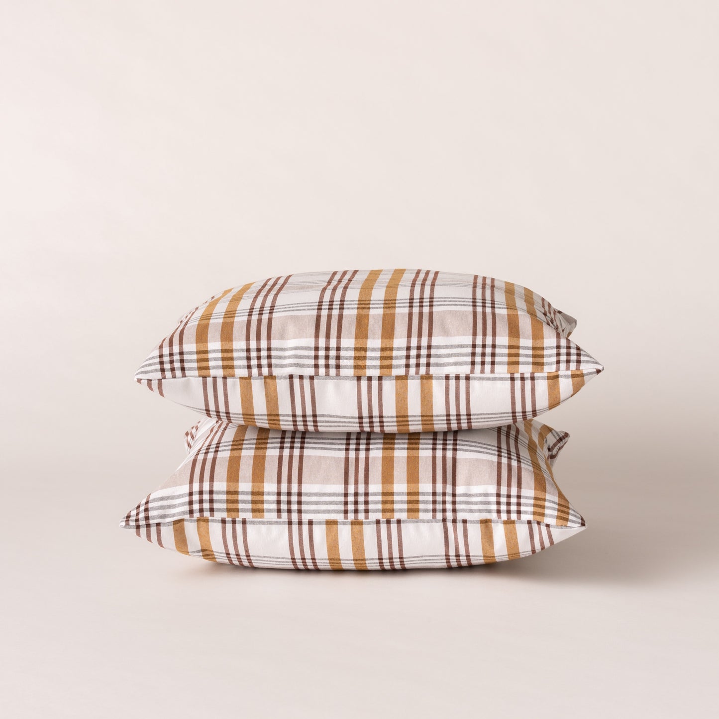 LOT DE 2 HOUSSES DE COUSSIN À CARREAUX