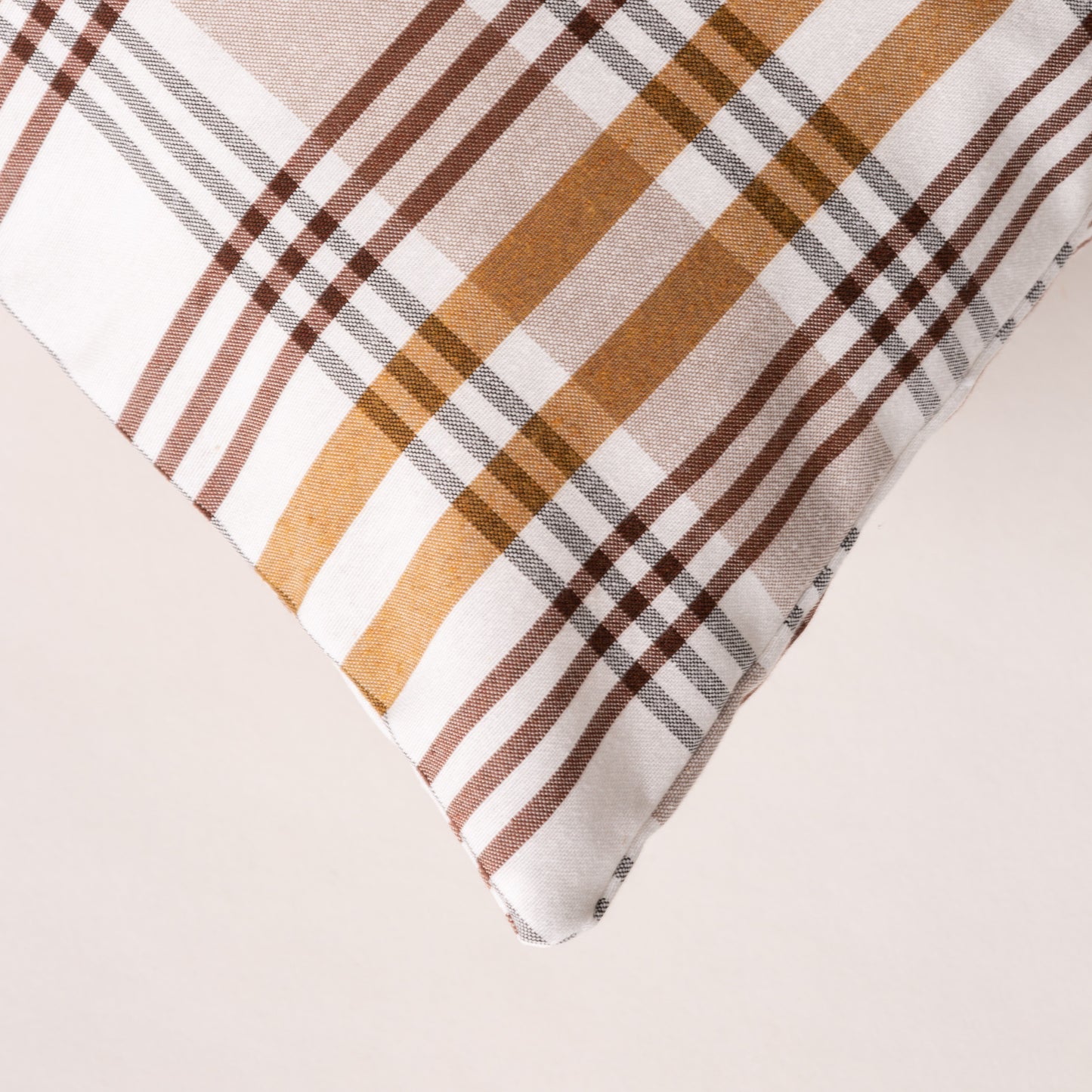 LOT DE 2 HOUSSES DE COUSSIN À CARREAUX