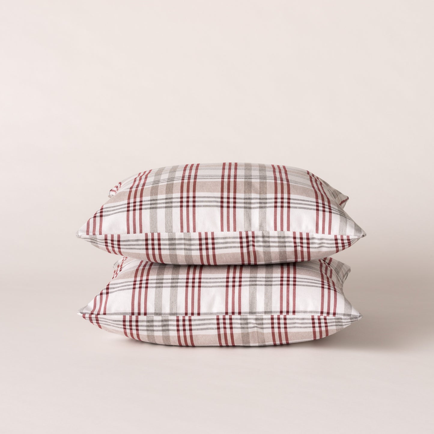 LOT DE 2 HOUSSES DE COUSSIN À CARREAUX