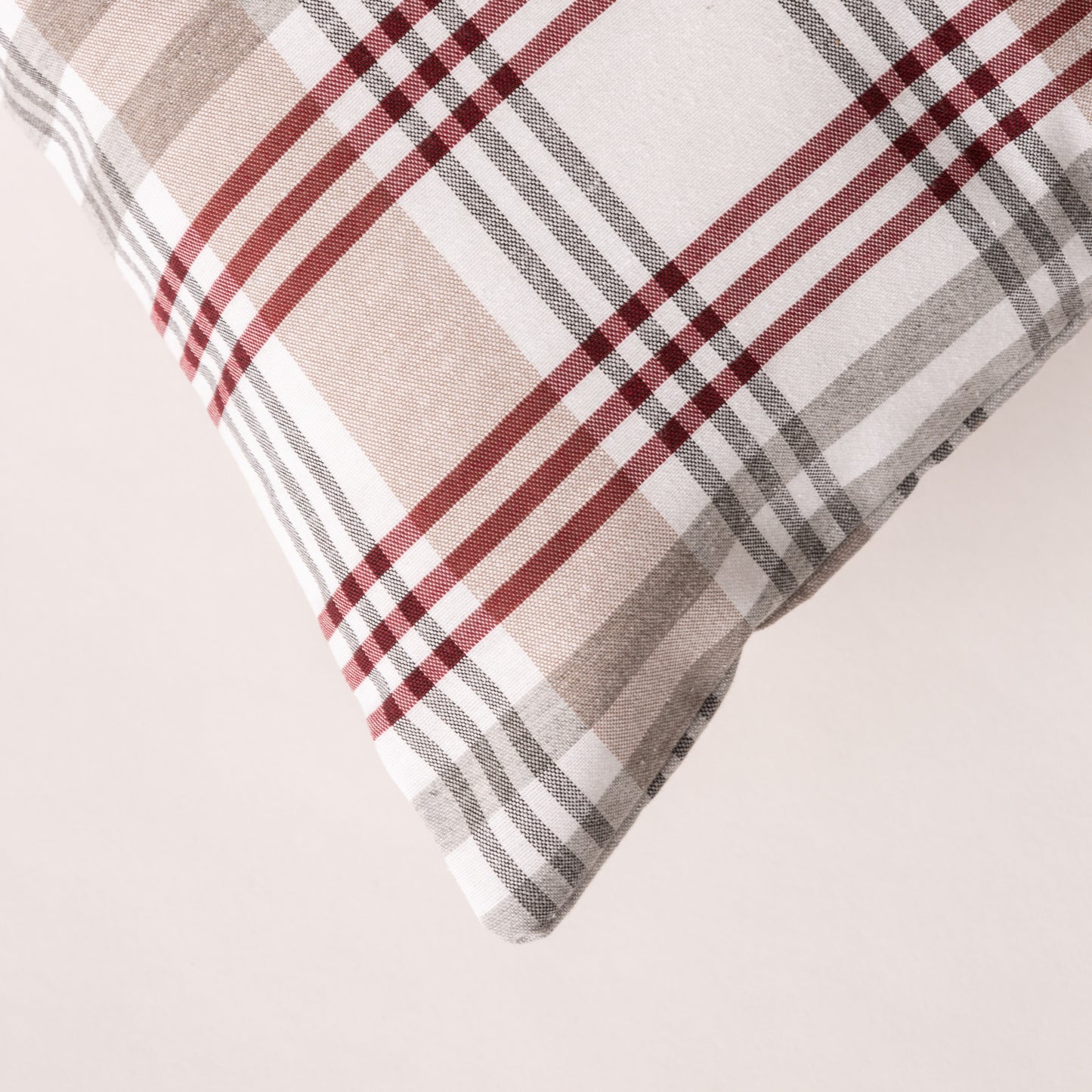 LOT DE 2 HOUSSES DE COUSSIN À CARREAUX