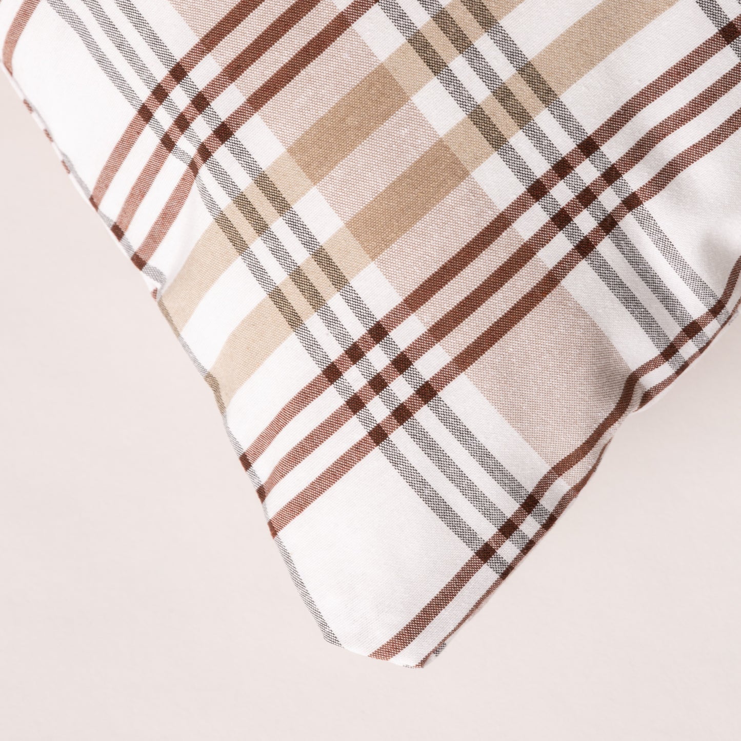 LOT DE 2 HOUSSES DE COUSSIN À CARREAUX