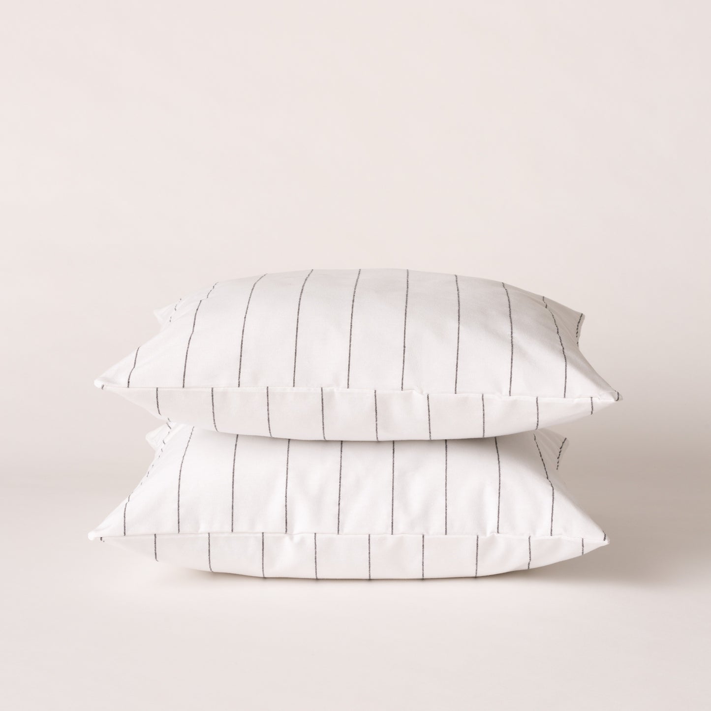 LOT DE 2 HOUSSES DE COUSSIN À RAYURES EN RELIEF