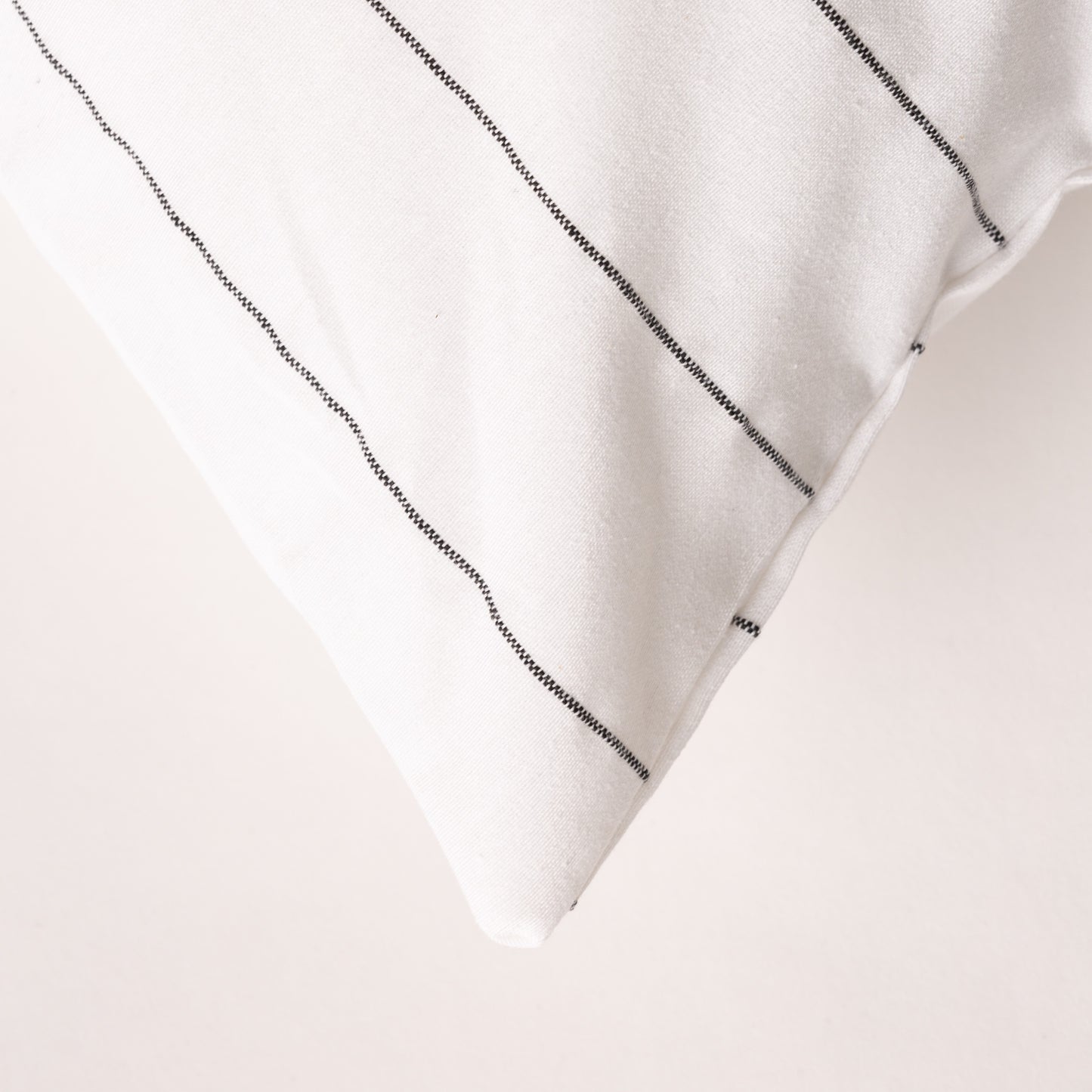 LOT DE 2 HOUSSES DE COUSSIN À RAYURES EN RELIEF