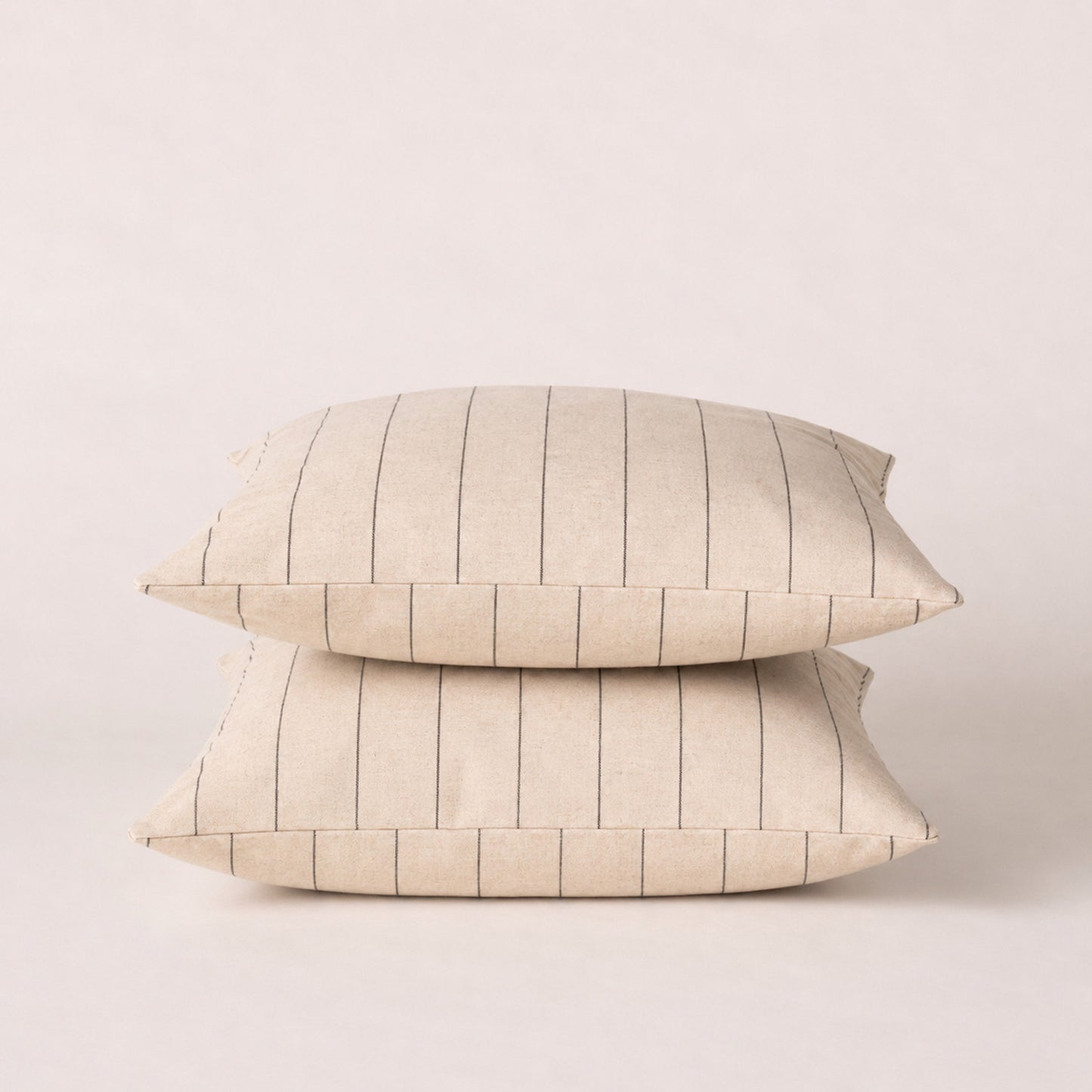 LOT DE 2 HOUSSES DE COUSSIN À RAYURES EN RELIEF
