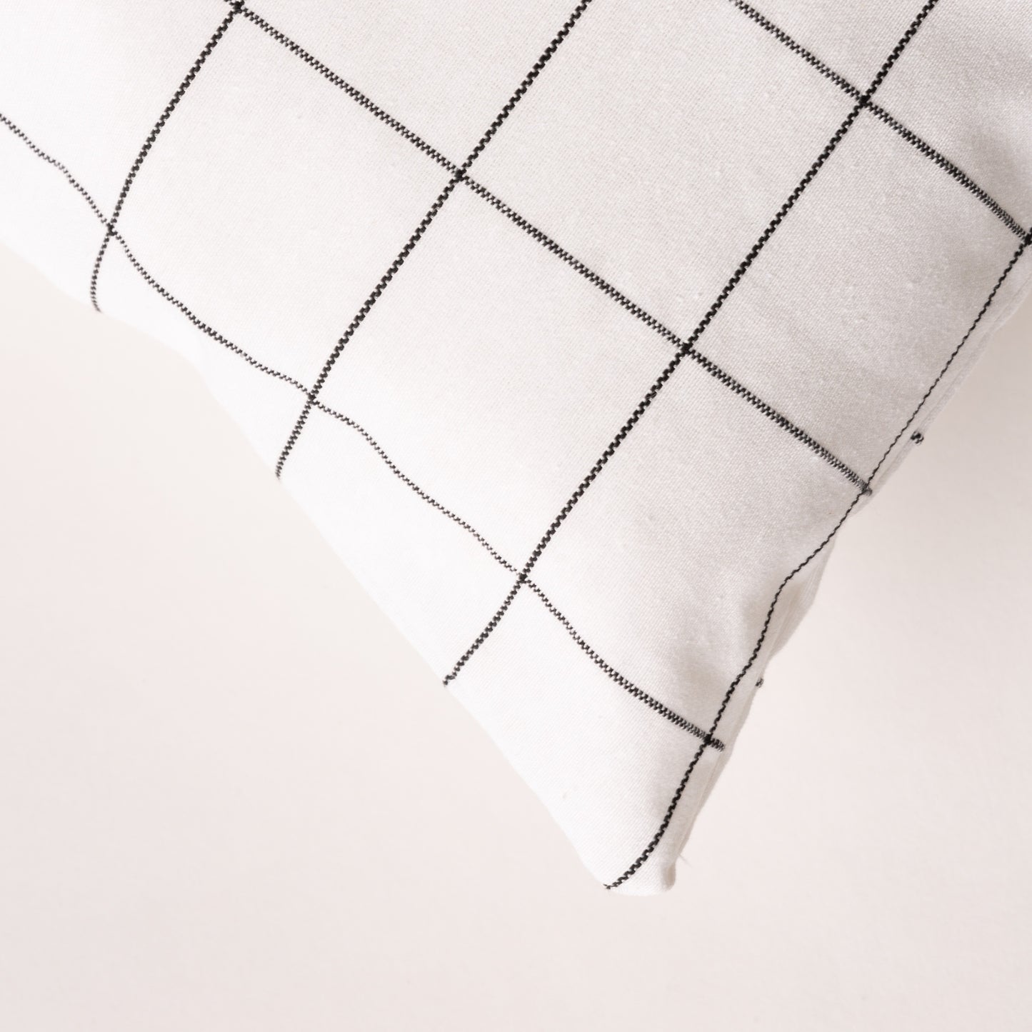LOT DE 2 HOUSSES DE COUSSIN CARREAUX RELIEF