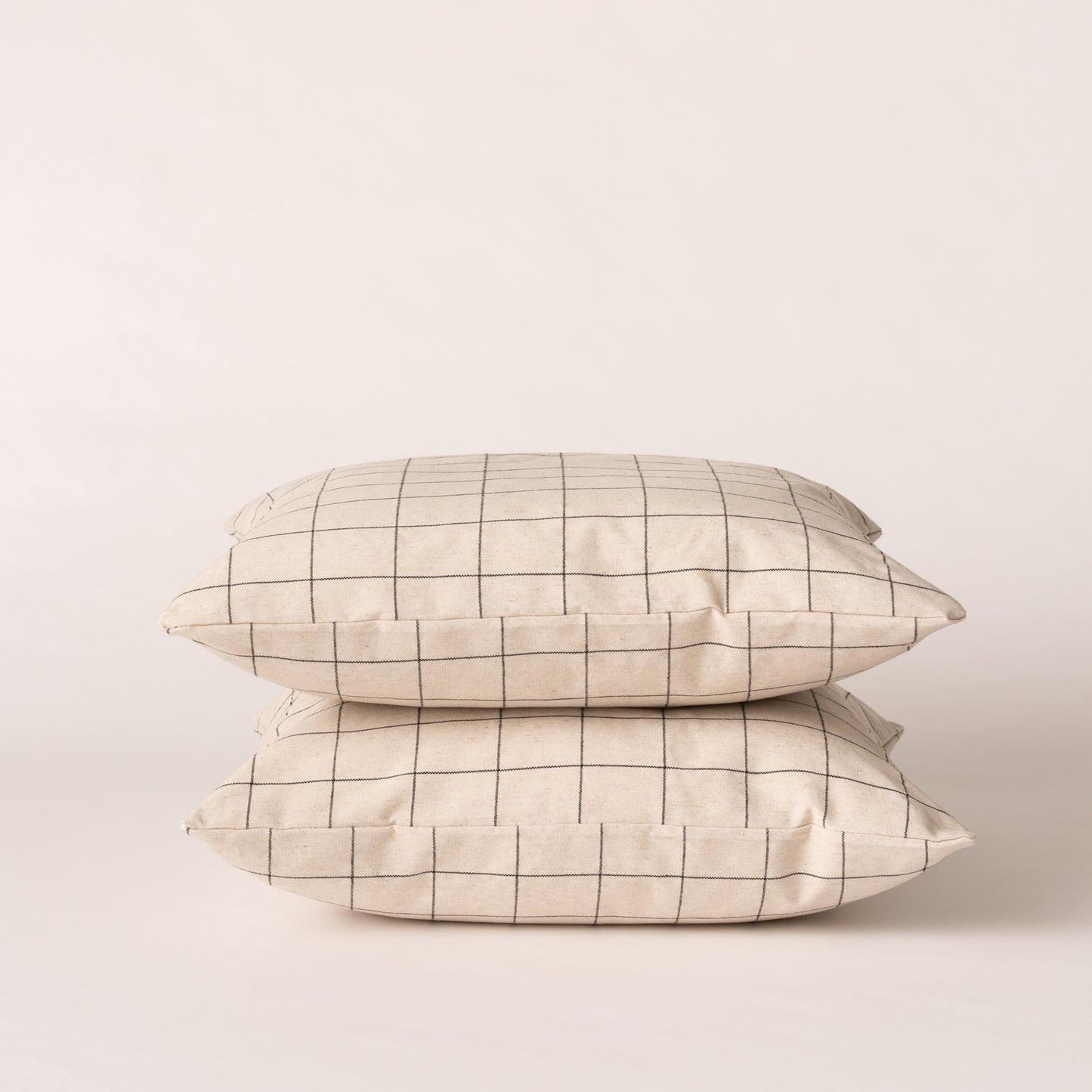 LOT DE 2 HOUSSES DE COUSSIN CARREAUX RELIEF