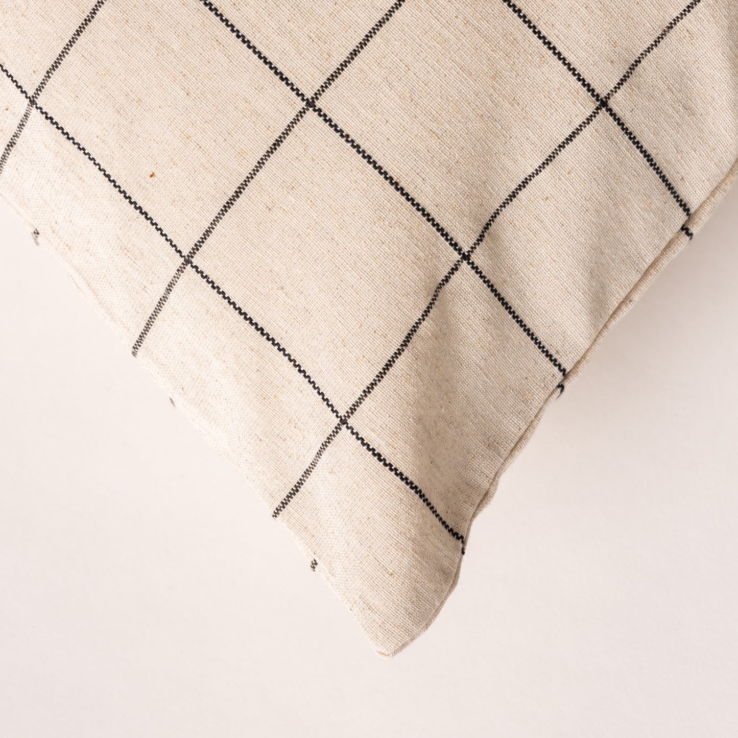 LOT DE 2 HOUSSES DE COUSSIN CARREAUX RELIEF